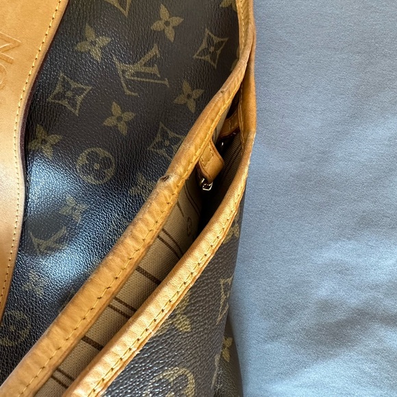 Luis Vuitton tote - Picture 2 of 4